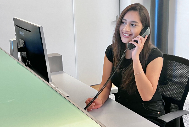 Freundliche Telefonkontakte für ihren Zahnarzttermin