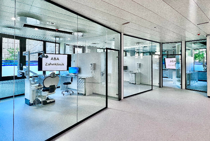 In einer entspannten Atmosphäre mit viel Licht ist der Zahnarztbesuch in Basel oft ein angenehmes Erlebnis.